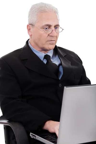 Oudere man drukke werken in notitieblok — Stockfoto