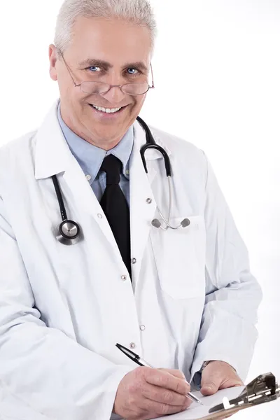 Medico sorridente scrittura prescrizione — Foto Stock
