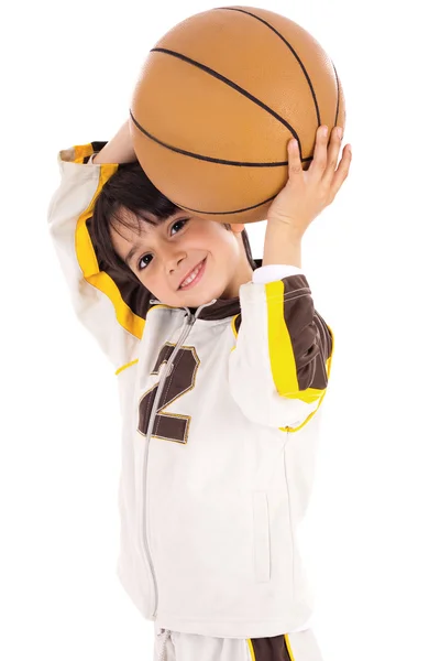 Liten unge samtidigt kasta basket — Stockfoto