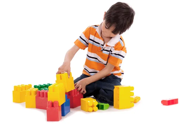 Ragazzo intelligente giocare con i blocchi — Foto Stock