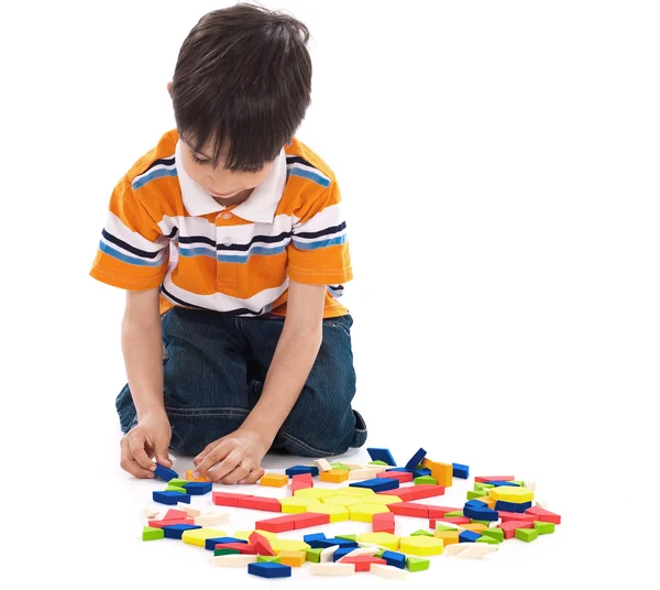 Adorável caucasiano menino juntando blocos — Fotografia de Stock