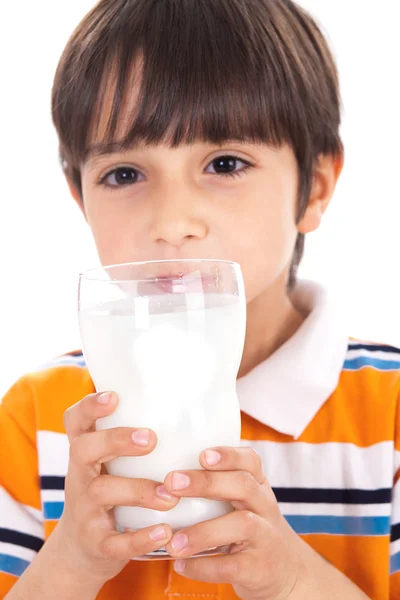 Criança feliz bebendo copo de leite — Fotografia de Stock
