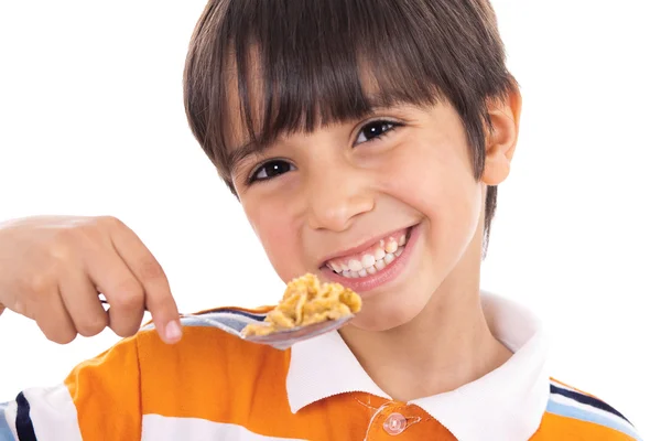 Uśmiechający się młody chłopak z łyżką płatków — Zdjęcie stockowe