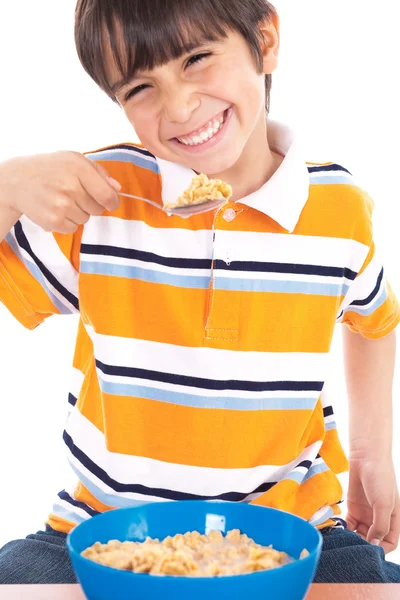 彼は朝食を食べる若い男の子 — ストック写真