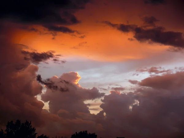 Nuvens de tempestade. Pôr do sol . — Fotografia de Stock