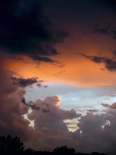 Gewitterwolken. Sonnenuntergang. — Stockfoto