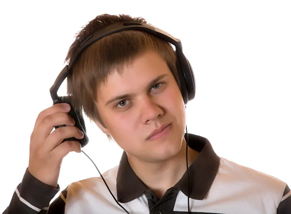De jonge man in hoofdtelefoon luistert naar m — Stockfoto