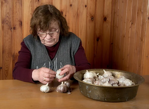 오래 된 여자 접촉 마늘 — 스톡 사진