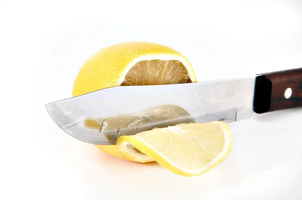 Cuchillo un limón jugoso de corte — Foto de Stock