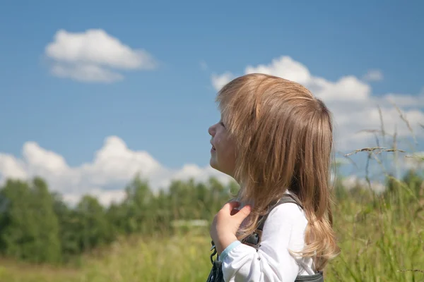 Κοριτσάκι να κοιτάζει τον ουρανό — Φωτογραφία Αρχείου
