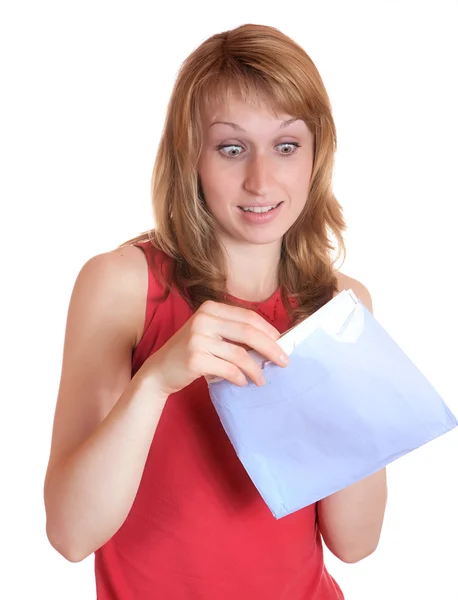 Das Mädchen mit der Überraschung öffnet Brief — Stockfoto