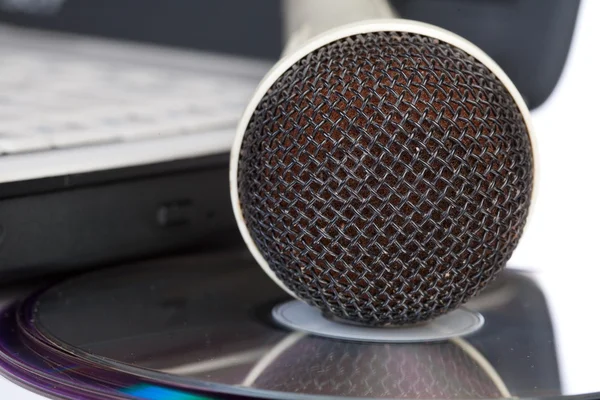 Микрофон лежит на компакт-дисках — стоковое фото