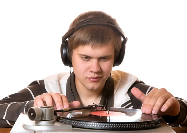 Mladý muž poslouchá vinylic disk — Stock fotografie