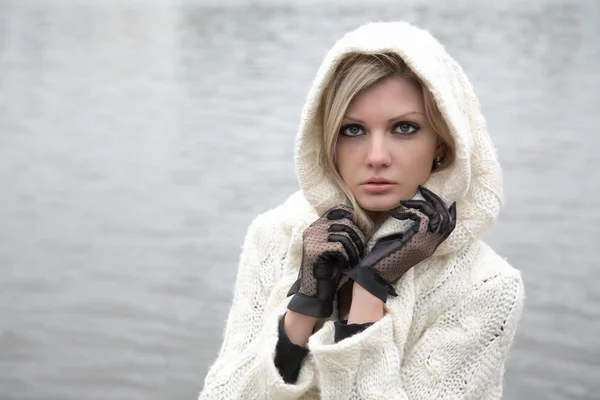La ragazza premurosa in abito lavorato a maglia — Foto Stock