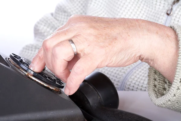 Stará žena ruku vytočí číslo pho — Stock fotografie