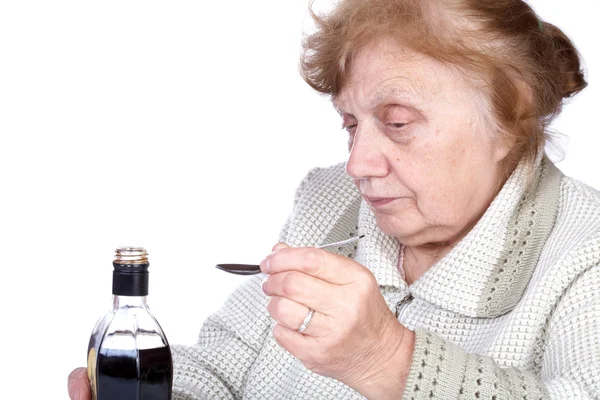 Стара жінка п'є рідину — стокове фото