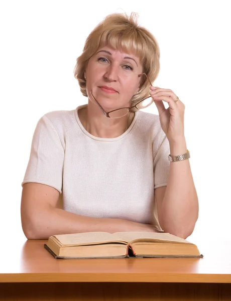 The mature woman with book behind a tab — Stock Photo, Image