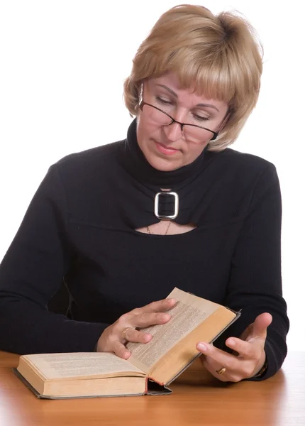 De volwassen vrouw met boek achter een tabblad — Stockfoto