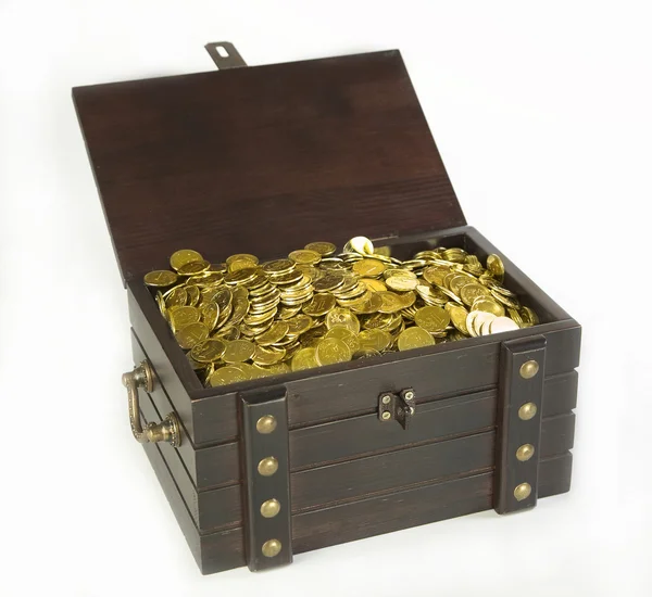 Piractwo klatki piersiowej z złote monety na białym — Zdjęcie stockowe