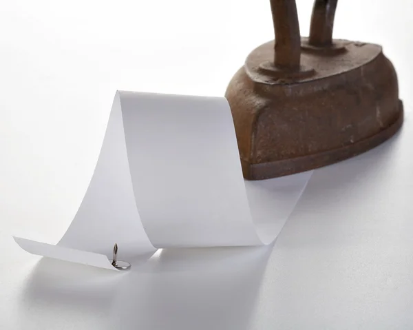 Stare żelazko pasek papieru i tyłek — Zdjęcie stockowe