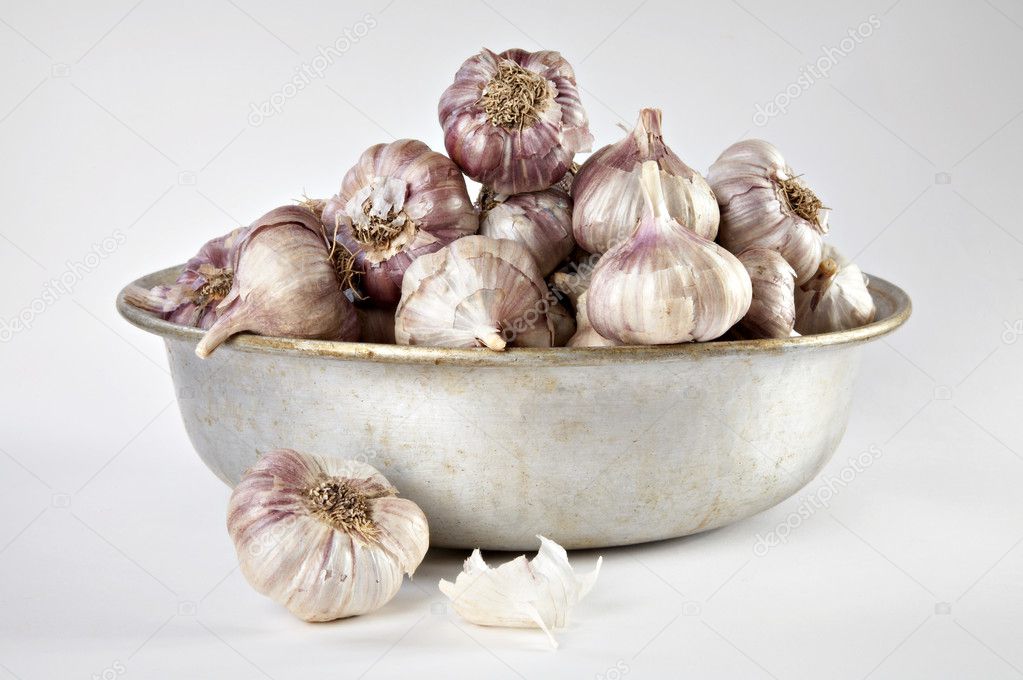 Garlic in a tin bow
