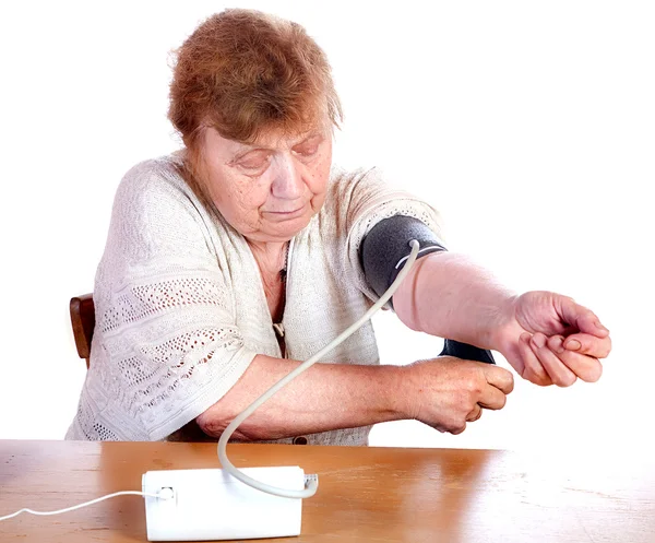 Стара жінка вимірює артеріальний тиск — стокове фото