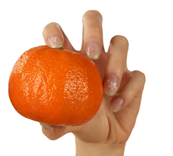 La main femelle tient un isolat de mandarine — Photo
