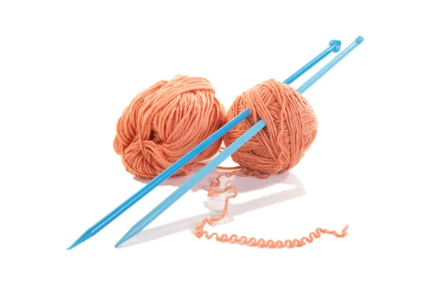 Knitting spokes with ball of wool isolat — Stock Photo, Image