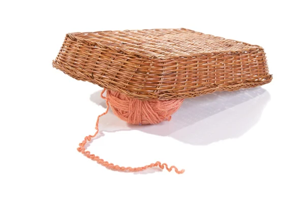 Bola de lã sob cesta isolada — Fotografia de Stock