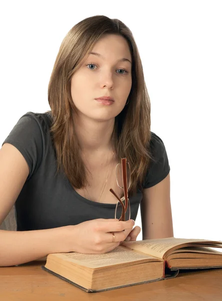 A menina de óculos lê livro — Fotografia de Stock