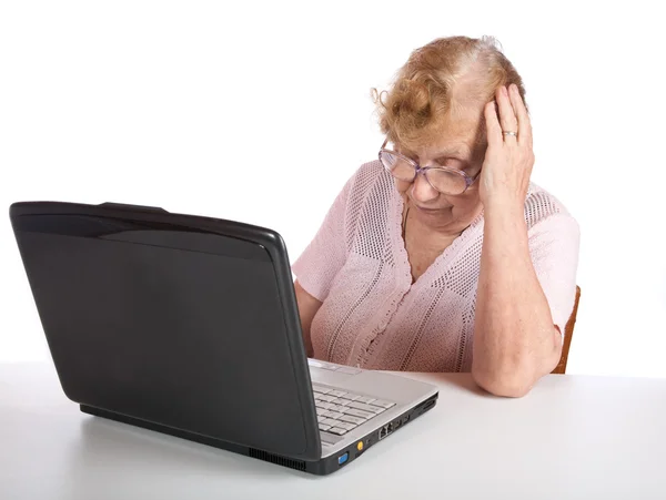 Wanita tua berkacamata melihat sc — Stok Foto