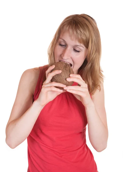 The girl tries crack a coconut — Stock Photo, Image