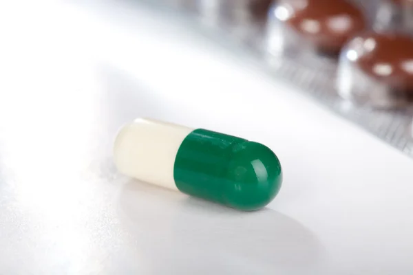 Medicamentos em cápsulas e comprimidos — Fotografia de Stock