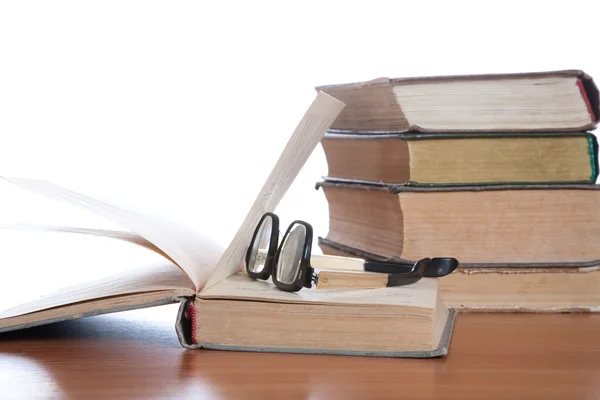 Gamla glasögon och boken — Stockfoto