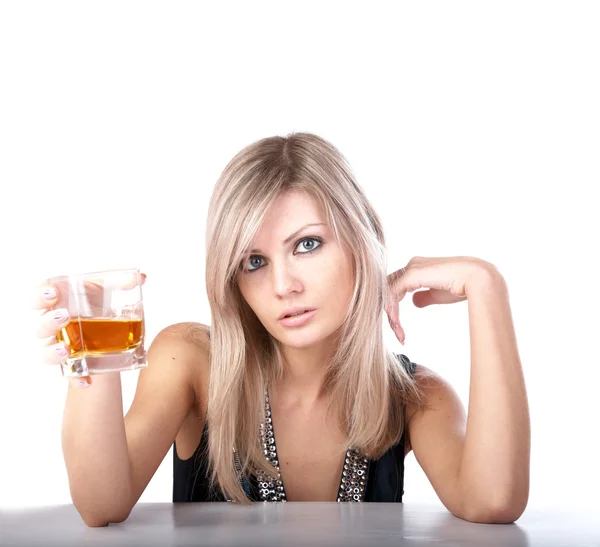 Bardak viski ile kız — Stok fotoğraf