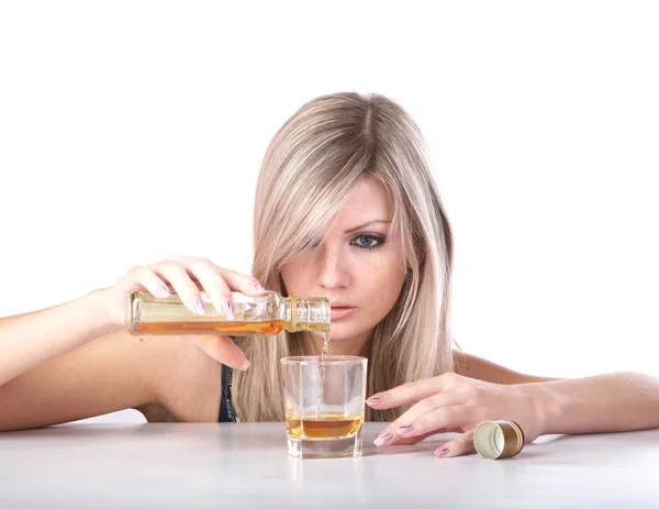 Het meisje giet whisky uit fles in g — Stockfoto