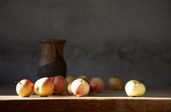 Äpfel und Tonkrug — Stockfoto