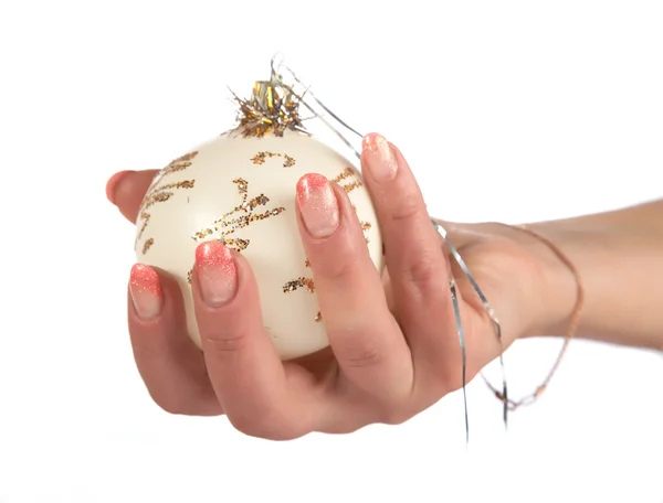 Le mani femminili tengono sfere di albero di pelo — Foto Stock