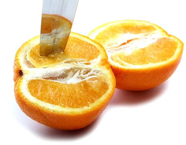Knife and orange cut half-and-half — Stock Photo, Image
