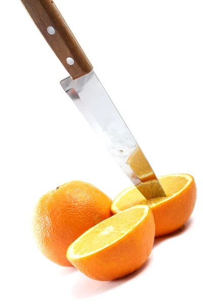 Cuchillo y corte naranja mitad y mitad — Foto de Stock