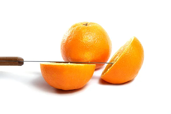 Cuchillo y corte naranja mitad y mitad — Foto de Stock