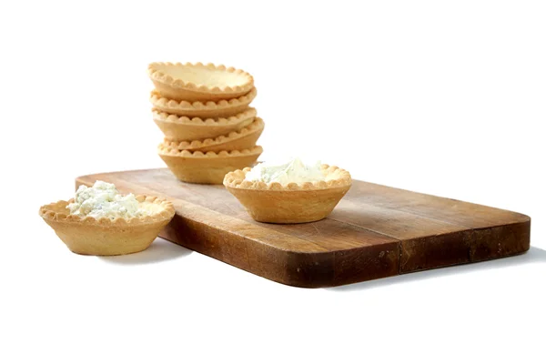 Tartlets met zachte kaas geïsoleerd — Stockfoto