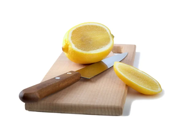 Cuchillo y limón cortado — Foto de Stock