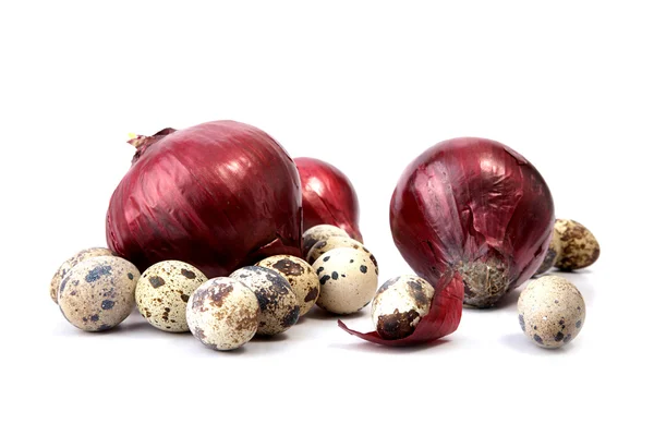 Cebolas vermelhas e ovos de codorniz — Fotografia de Stock