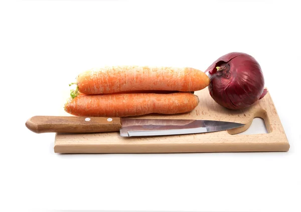 Las zanahorias la cebolla y el cuchillo — Foto de Stock