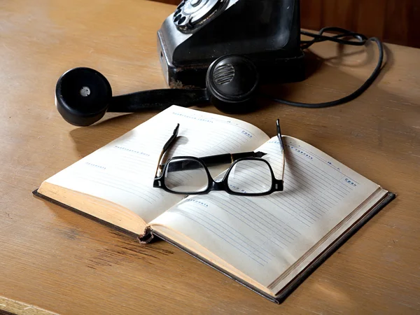 Το παλιό ημερήσιο ημερολόγιο με γυαλιά και τηλέφωνο — Φωτογραφία Αρχείου