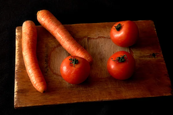 にんじんとトマトの黒背景 — ストック写真