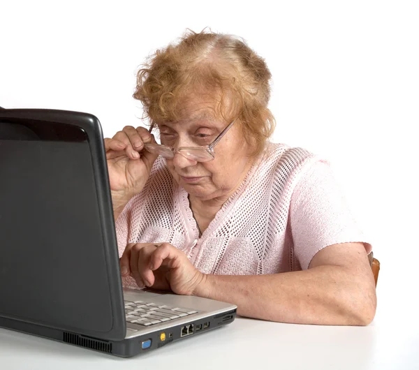 Stara kobieta w okularach — Zdjęcie stockowe