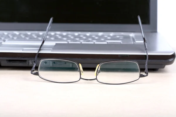 Óculos e caderno — Fotografia de Stock