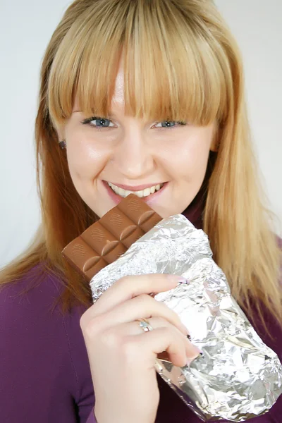 Femme mangeant un chocolat — Photo